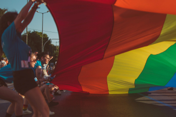 Στις ΗΠΑ εγκρίθηκε νόμος που προστατεύει τον γάμο των ομοφυλόφιλων: «Η αγάπη είναι αγάπη»
