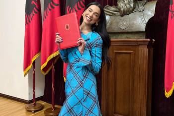 Η Dua Lipa κι επίσημα με αλβανική υπηκοότητα- «Ευχαριστώ, νιώθω πολύ περήφανη»