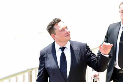 Twitter: O Musk επαναφέρει λογαριασμούς που είχαν αποκλειστεί- Ξεκίνησε δημοσκόπηση για τον Trump