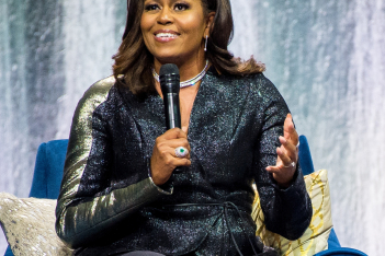 H Michelle Obama δείχνει το αληθινό πρόσωπο της εμμηνόπαυσης στην πιο ειλικρινή συνέντευξη