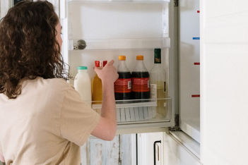 Πώς θα διώξετε τις άσχημες μυρωδιές από το ψυγείο