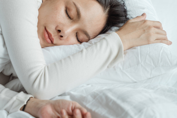 Tελικά πόσο κακό κάνει να κοιμόμαστε με το μακιγιάζ μας; Οι δερματολόγοι εξηγούν 