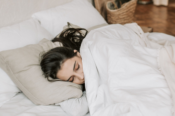 Το νο1 πράγμα που σου καταστρέφει τον ύπνο (και πώς να το διορθώσεις σε 15')