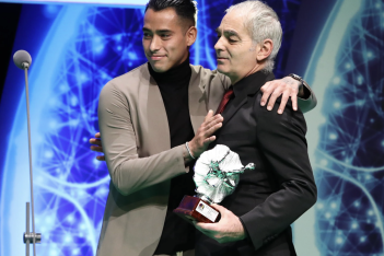 Ο Sergio Araujo κέρδισε το βραβείο Fair Play και το χάρισε στους γονείς του Άλκη Καμπανού