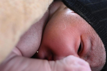 H Φατιμά διέφυγε από τη φρίκη της Λιβύης και γέννησε τον γιό της μεσοπέλαγα