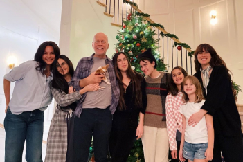 Ο Bruce Willis σε μια blended family γιορτινή εικόνα - Έφερε κοντά τη Demi Moore με τη νυν σύζυγό του