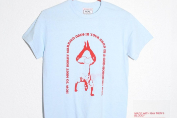 Αυτό το t-shirt είναι φτιαγμένο με αίμα gay ανδρών - Μια εκπληκτική διαμαρτυρία για έναν απαρχαιωμένο κανονισμό
