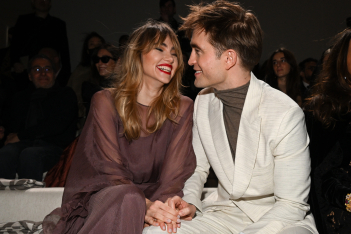 Robert Pattinson και Suki Waterhouse έκαναν την πρώτη επίσημη εμφάνιση ως ζευγάρι και είναι αξιολάτρευτοι