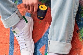 Tο ολοκαίνουριο sneaker cleaner της Philips κρατάει σε «φόρμα» τα αγαπημένα σου sneakers