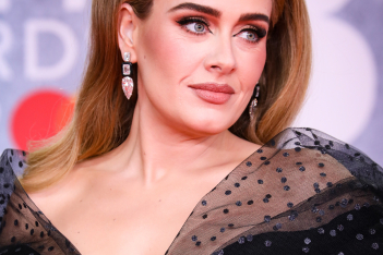 H Adele μιλά στη σκηνή και τους fans για την ψυχοθεραπεία και το επώδυνο διαζύγιο της