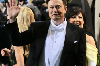 Elon Musk: «Θα παραιτηθώ από CEO του Twitter μόλις βρω κάποιον αρκετά ανόητο να αναλάβει»