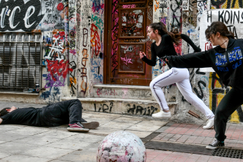 Η συγκλονιστική αναπαράσταση της δολοφονίας του Γρηγορόπουλου, από τους μαθητές του Καλλιτεχνικού Σχολείου Αθηνών