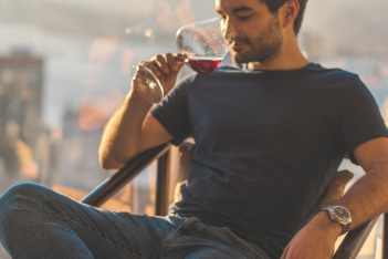 Wine o'clock: Τα 5 tips για να ξέρεις πώς να πίνεις το κρασί σου