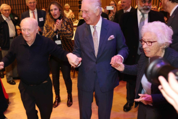 Βασιλιάς Κάρολος: Χορεύει χαλαρός σε επίσημη επίσκεψη (και το απολαμβάνει)