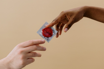 Γαλλία: Δωρεάν αντισυλληπτικά χάπια και προφυλακτικά σε νέους κάτω των 25