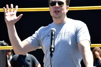 O Elon Musk δεν είναι πια ο πλουσιότερος άνθρωπος στον κόσμο- O Bernard Arnault τον κατέρριψε