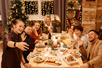 Πως να μην τσακωθείς με την οικογένεια στο Χριστουγεννιάτικο τραπέζι 