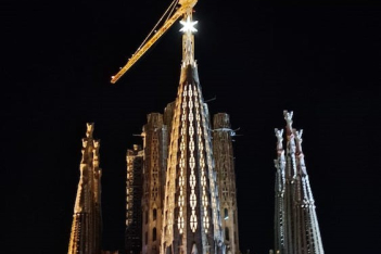 Sagrada Familia: Φωταγωγήθηκαν οι δύο νέοι πύργοι στη Βαρκελώνη