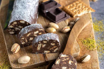 Vegan κορμός σοκολάτας με ρούμι και κάσιους: Το εύκολο γλυκό που ταιριάζει σε κάθε περίσταση