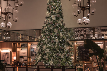 Η μαγεία των Χριστουγέννων κρύβεται στο Four Seasons Astir Palace Hotel Athens