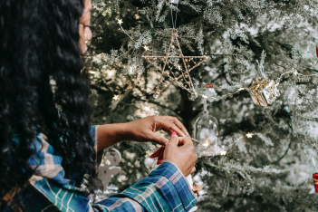 Τι αποκαλύπτει ο τρόπος που στολίζεις το χριστουγεννιάτικο δέντρο για την προσωπικότητά σου