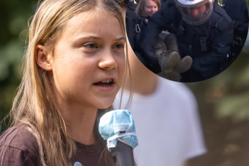 Greta Thunberg: Αστυνομικοί την πήραν σηκωτή, αλλά δεν σταμάτησε να χαμογελάει