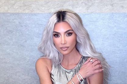 Η Kim Kardashian μας δείχνει πώς να μη βαφόμαστε και γίνεται viral. Ευχαριστούμε Kim
