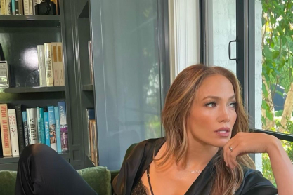 H JLo ποζάρει γυμνή και λανσάρει νέα προϊόντα περιποίησης σώματος 