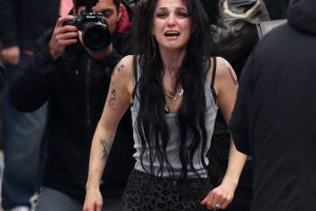 Amy Winehouse: Οι θυμωμένες αντιδράσεις του κοινού για την ταινία και τις νέες φωτογραφίες από τα γυρίσματα
