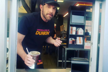 Ο Ben Affleck σερβίρει καφέδες στα Dunkin' Donuts, με guest πελάτη τη JLo