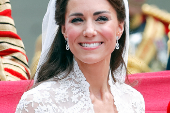 Kate Middleton: Το αγαπημένο nude κραγιόν της κολακεύει όλες τις επιδερμίδες (το φόρεσε και στον γάμο της) 