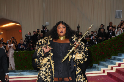 Crown to Couture: Red carpet και βασιλικά looks σε μια ιστορική έκθεση στο Παλάτι του Kensington