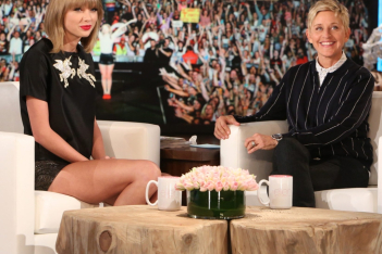 Η Emily Ratajkowski θυμάται το slut shaming της DeGeneres στην Taylor Swift και γίνεται έξαλλη