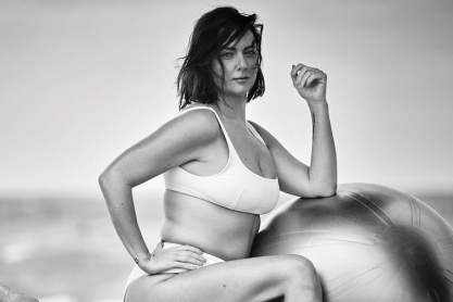 Η Celeste Barber για το self-love και το body shaming: «Τώρα νιώθω super sexy και cool»