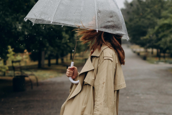 Shopping Report: Τα 5 πανωφόρια που θα σε βγάλουν ασπροπρόσωπη μια βροχερή ημέρα