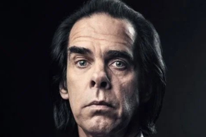 &laquo;&Kappa;&omicron;&rho;&omicron;ϊ&delta;&epsilon;ύ&epsilon;&iota; &tau;&eta;&nu; &alpha;&nu;&theta;&rho;ώ&pi;&iota;&nu;&eta; ύ&pi;&alpha;&rho;&xi;&eta;&raquo;: &Omicron; Nick Cave &alpha;&nu;&tau;&iota;&delta;&rho;ά &sigma;&epsilon; &tau;&rho;&alpha;&gamma;&omicron;ύ&delta;&iota; &pi;&omicron;&upsilon; έ&gamma;&rho;&alpha;&psi;&epsilon; &alpha;&lambda;&gamma;ό&rho;&iota;&theta;&mu;&omicron;&sigmaf;, &alpha;&nu;&tau;&iota;&gamma;&rho;ά&phi;&omicron;&nu;&tau;&alpha;&sigmaf; &tau;&omicron; &sigma;&tau;&iota;&lambda; &tau;&omicron;&upsilon;
