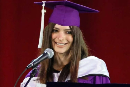 Η Emily Ratajkowski ενέπνευσε απόφοιτους Πανεπιστημίου λέγοντας μόνο αλήθειες