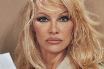 Η Pamela Anderson με δικούς της όρους: Η κακοποίηση από μικρή ηλικία, οι αποτυχημένοι γάμοι και «οι μ@λ@κες» που έκαναν το "Pam&Tommy"