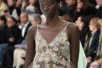 Fendi SS 2023 Couture: Η αβάσταχτη ελαφρότητα των φορεμάτων του Kim Jones