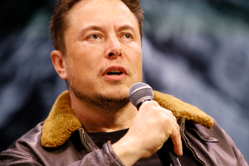 O Elon Musk χλεύασε δημόσια ανάπηρο στέλεχος που δεν ήξερε αν απολύθηκε. Τώρα λέει «συγγνώμη, παρεξήγηση» 