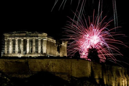 Πρωτοχρονιά: Με φαντασμαγορικό θέαμα υποδέχθηκε το 2023 η Ελλάδα