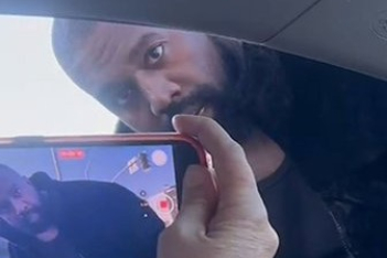 Kanye West: Η viral στιγμή που αρπάζει και πετά το κινητό γυναίκας όσο τον βιντεοσκοπεί 
