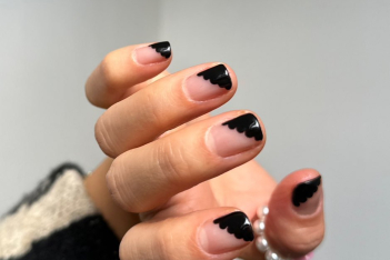 Gothic black French nails: Αυτή είναι η πιο «σκοτεινή» τάση που έχετε δοκιμάσει ποτέ