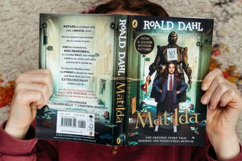 Roald Dahl: Ξαναγράφτηκαν αποσπάσματα βιβλίων του επειδή ήταν προσβλητικά, αλλά υπάρχουν (εύλογες) αντιδράσεις