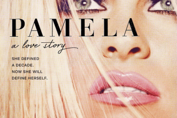 H Pamela Anderson πήγε στην πρεμιέρα του ντοκιμαντέρ της με τους γιους της