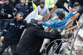 Σεισμός Τουρκία: «Οι νεκροί θα ξεπεράσουν τους 30.000» σύμφωνα με τον καθηγητή Καρύδη