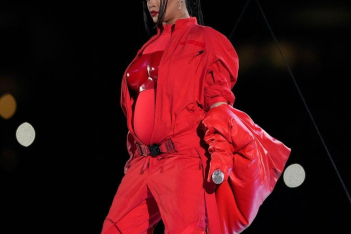 H Rihanna ανακοίνωσε τη δεύτερη εγκυμοσύνη της στη σκηνή του Super Bowl 