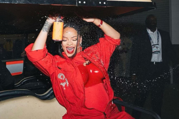 Πώς μπορείς να αποκτήσεις την αυτοπεποίθηση της Rihanna, σύμφωνα με τους ειδικούς 
