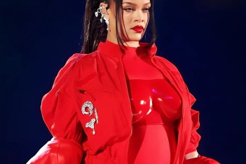 Rihanna: Αυτό είναι το iconic κόκκινο κραγιόν που φόρεσε στο Super Bowl (και το θέλουμε τώρα)