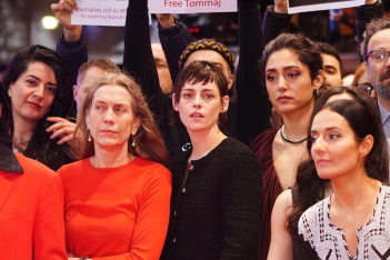 Kristen Stewart: Στέκεται στο πλευρό των γυναικών του Ιράν -Συμμετείχε σε διαμαρτυρία στην Berlinale